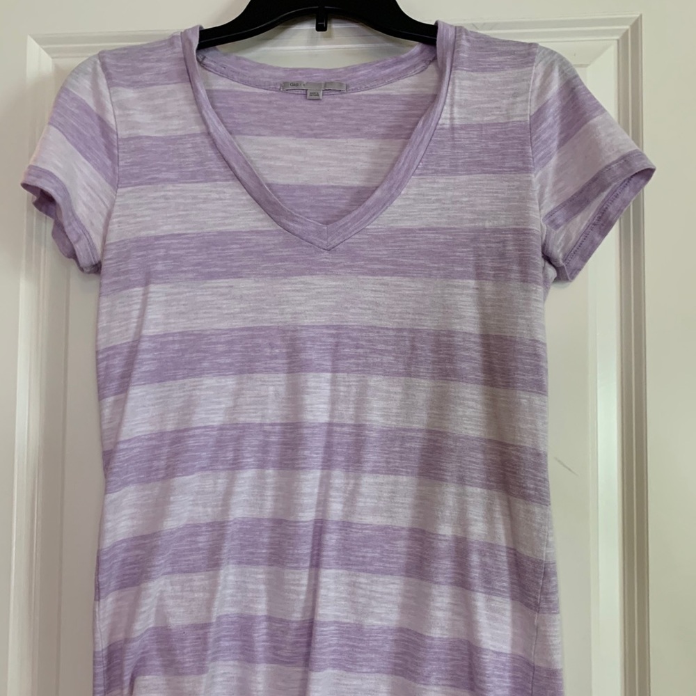 Gap v neck tshirt